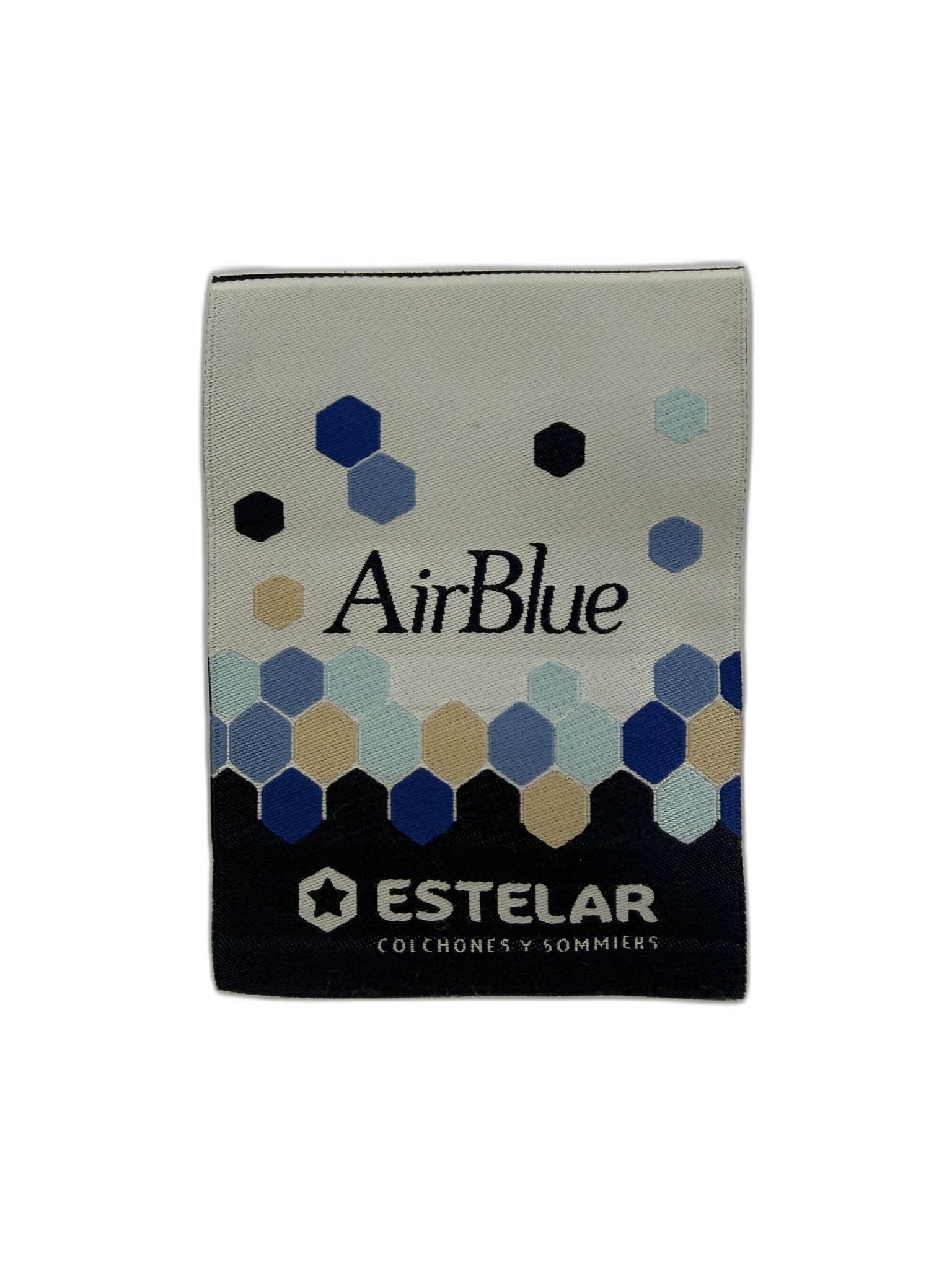 Etiqueta bordada producida por Avíos Estilo